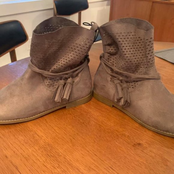 New booties Joe Fresh sz 4 Youth - Picture 4 of 4